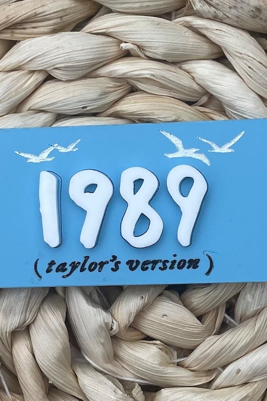 Stanley tumbler adorned with Sky Blue Taylor Swift “1989 Era Taylor’s Version” lid topper, a nostalgic and stylish accessory for any Swiftie 